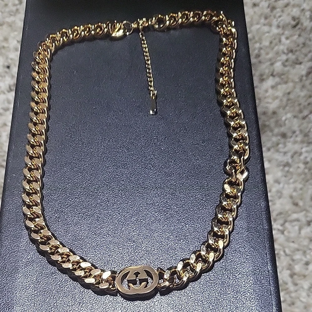 Gucci Gold-Tone Curb Chain Necklace with Interlocking Logo - Picture 2 of 4